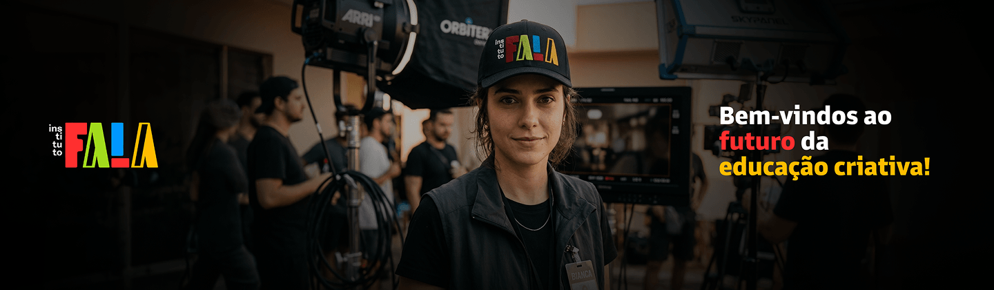 Bem-vindos ao futuro da educação criativa! Jovem profissional de audiovisual em set de filmagem usando boné do Instituto FALA